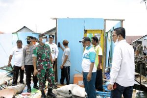 Amsakar Serahkan Bantuan untuk Korban Angin Puting Beliung di Dapur 12