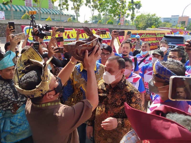 Peresmian Kantor JMSI Kepri, Ini Makna Tanjak yang Disematkan Pada Ketua KPK dan Ketua Umum JMSI