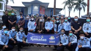 Imigrasi Batam Berbagi Takjil Kepada Pengendara