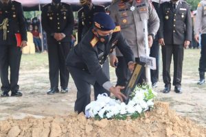 Kapolda Kepri Pimpin Upacara Pemakaman Anggota Satbrimob Polda Kepri yang Meninggal di Poso