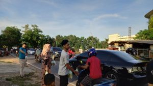 Kedai Kopi Rakyat Bagikan Takjil Pada Pengguna Jalan