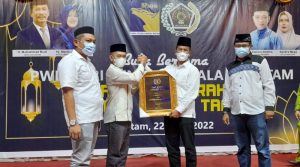 PWI Kepri Anugerahkan Kepala BP Batam Muhammad Rudi “Pemimpin Tegas dan Solutif”