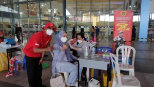 Sehari Jelang Ramadan, Masyarakat Mengantri untuk Dapatkan Vaksin Booster