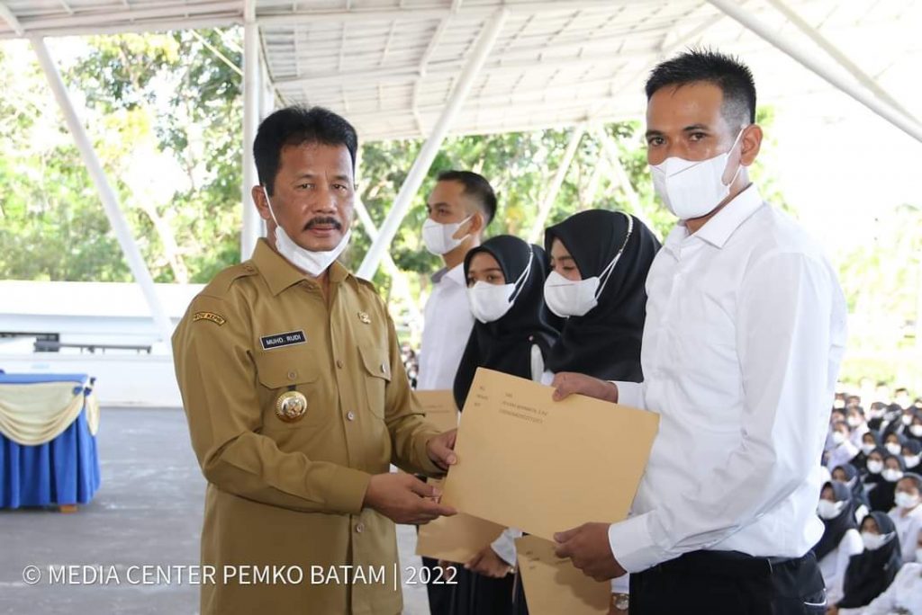 Hore! 653 Guru di Batam Terima SK Pegawai Pemerintah