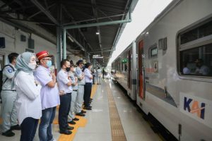 Kementerian BUMN Lepas Peserta Mudik Bersama BUMN 2022 dengan Moda Kereta Api