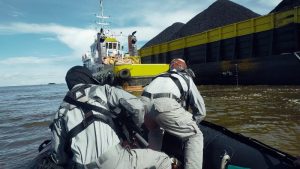 KN Kuda Laut 403 Bakamla RI Bantu Evakuasi Kapal Tongkang yang Kandas di Perairan Samarinda