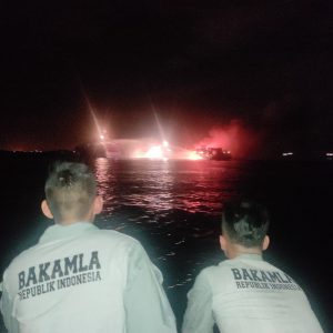 Bakamla RI Ikut Padamkan Kapal Dumai Line 5 yang Terbakar di Batam