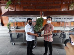 Holding Asuransi BUMN Salurkan Bantuan di Solo, Dari Ribuan Pohon hingga Gerobak PKL