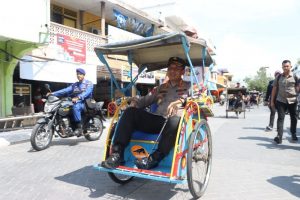 Kunjungan ke Belakangpadang, Kapolresta Barelang Naik Becak