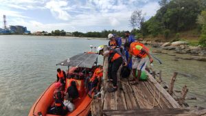 SPKKL Sambas Bakamla RI Selamatkan Korban Kapal Tenggelam