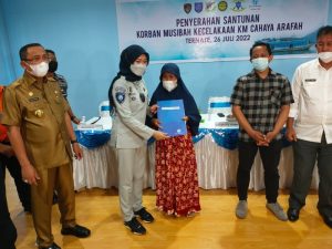 Dewi Aryani Suzana Direktur Operasional Jasa Raharja Serahkan Santunan Meninggal Dunia Korban KM Cahaya Arafah