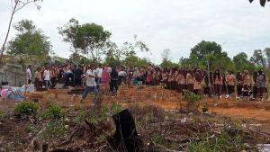 Isak Tangis Antarkan Jenazah Andini Putri Aminarti, Siswi SMAN 15 Batam yang Tewas Tertimpa Pohon Kelapa