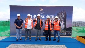 Topping Off South Condo One Avenue Batam, Pasang Paku Emas di Atap Apartemen