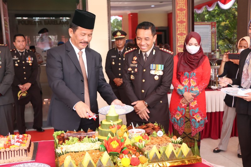 Peringatan HUT ke-76 Bhayangkara, Wako Batam Potongkan Tumpeng untuk Kapolresta Barelang