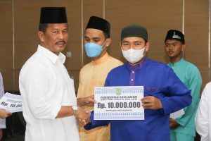 Sukses Juara Umum MTQ Kepri, Wali Kota Rudi Serahkan Bonus Bagi Kafilah Batam