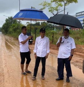 Tinjau Jalan di Kabil yang Rusak Parah, Amsakar: Semoga Jadi Perhatian Provinsi