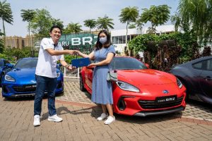 FIRST OWNER HANDOVER: Penyerahan Perdana Subaru BRZ Pada Pelanggan Indonesia