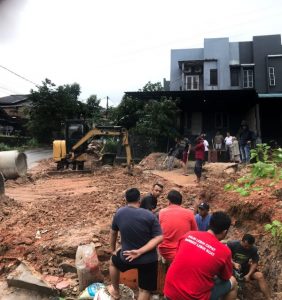 Jalan Amblas di Villa Sampurna 2, Warga Swadaya Pasang Gorong-Gorong