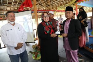 Wagub Marlin Serahkan Bonus pada Juara MTQ Nasional