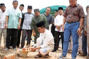 Amsakar Letakan Batu Pertama Pembangunan Masjid di Perumahan Yafindo Residence
