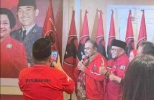 Aunur Rafiq Dipakaikan Jaket PDI Perjuangan, Isu Pindah Partai Menguat
