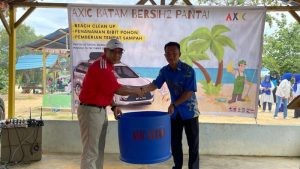 AXIC Batam Bersihkan Pantai Setokok, Tanam Pohon hingga Sumbangkan Puluhan Tong Sampah