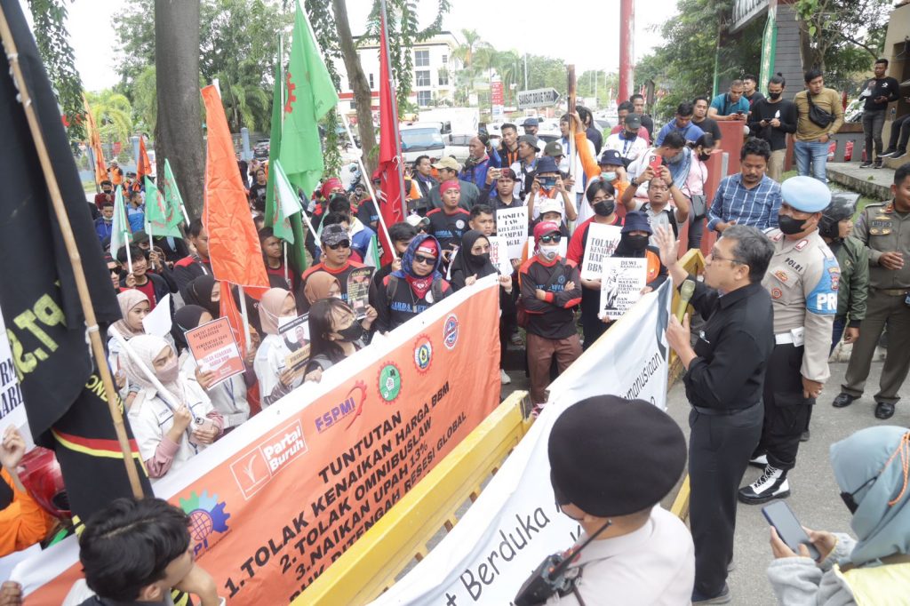 Berdemo di Graha Kepri, Wakil Ketua II DPRD Kepri Raden Hari Tjahyono Terima Aspirasi Buruh