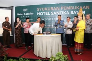 Resmikan Hotel Santika Batam, Rudi Terima Kejutan
