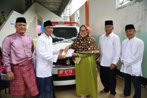 Wagub Marlin Serahkan Dua Ambulans Sekaligus untuk Bantu Masyarakat