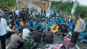 Pimpinan DPRD Layani Dialog Mahasiswa di Jalan Masuk Kantor DPRD Kepri