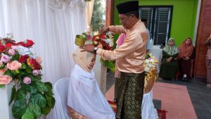 Mandi Tolak Bala, Decha dan Raja Geyza Dimandikan dengan Air dari Pulau Penyengat
