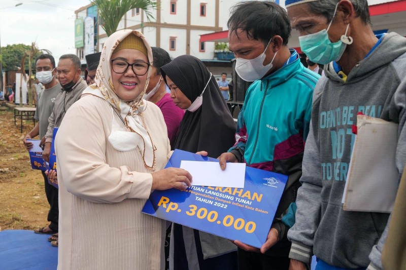 Marlin Bagikan BLT untuk Masyarakat Kecamatan Seibeduk