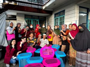 Turun Langsung ke Kampung Tales, Mahasiswa FIKOM UC Adakan Penyuluhan Lingkungan Hidup serta Pembuatan Takakura