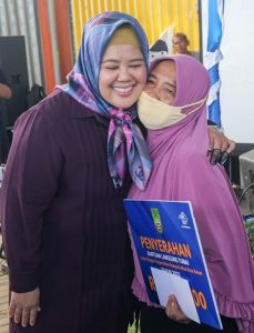 Bagikan BLT Bersama HMR di Nongsa, Marlin Sasaran Peluk Emak-emak