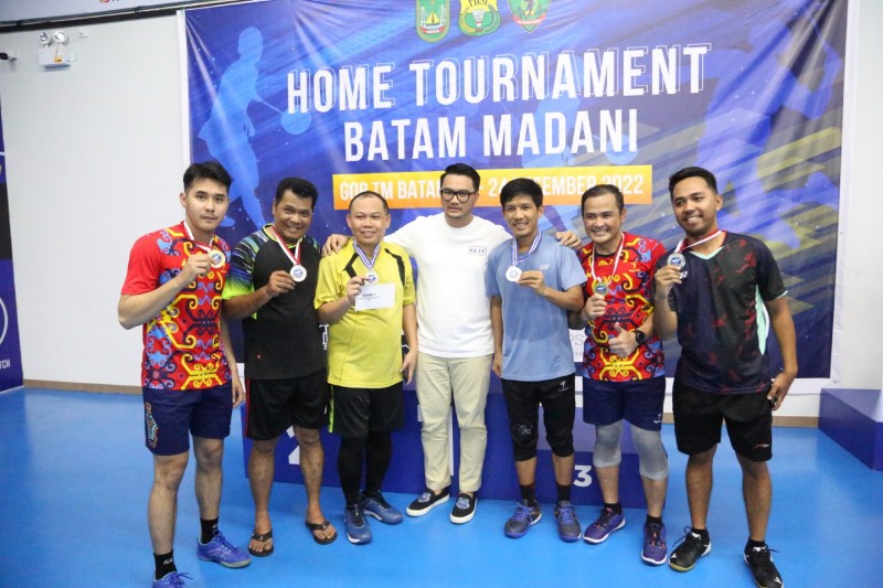 Sekretariat DPRD Kota Batam Juara Bulutangkis Home Tournament Batam Madani