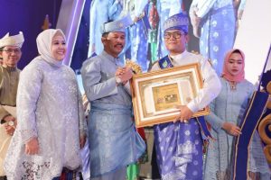 Hari Jadi Batam ke-193, Ramon Damora Terima Anugerah Batam Madani 2022