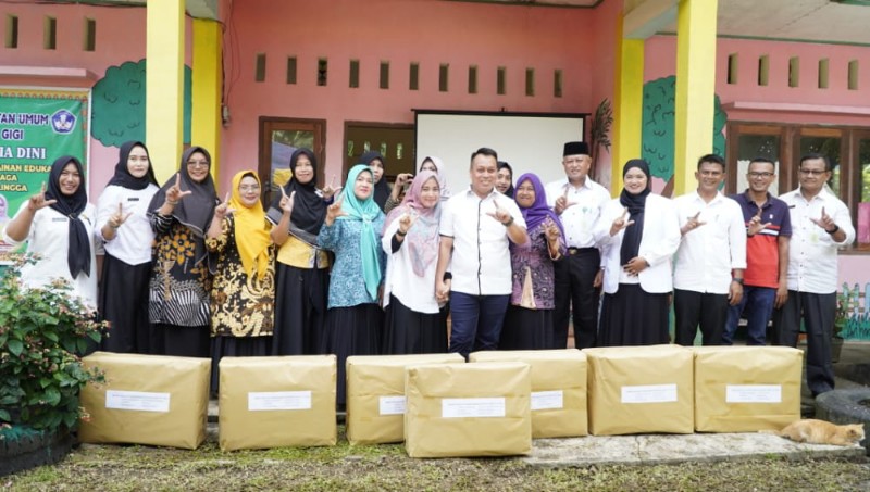 Bunda Paud Lingga Maratusholiha Nizar Kunjungi Desa Pekaka, Serahkan Bantuan Alat Permainan Edukatif
