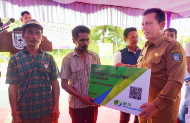 Pemprov Kepri Serahkan Bantuan Asuransi BPJS Ketenagakerjaan untuk Nelayan Natuna