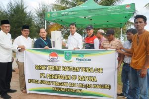 Pegadaian CP Natuna Serahkan 30 Unit Tenda Untuk Serikat Pedagang Kaki Lima Pantai Piwang