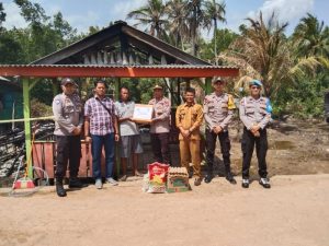 Polsek Daik Lingga Salurkan Bantuan Kepada Korban Kebakaran di Desa Pekaka