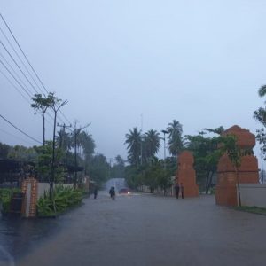Jalan Depan Resort Jelita Sejuba Terendam Banjir, Ketua Komisi I DPRD Natuna Minta Pemkab Segera Perbaiki Boxcover