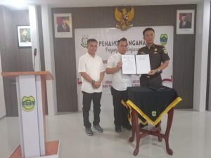 Bupati Lingga Tandatangani Perjanjian Kerja Sama dengan Kajari Lingga