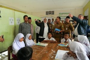 Tinjau Sekolah di Temoyong, Marlin Langsung Perintahkan Perbaiki