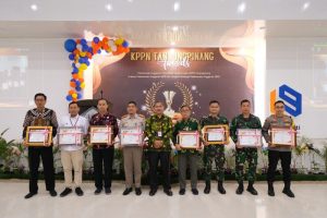 Yon Komposit 1/Gardapati Terima Penghargaan Terbaik Pertama Penyerapan Anggaran 2022