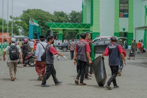 Tim Sapu Bersih AGP Beraksi di Acara 1 Abad NU