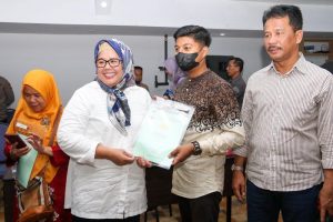 Wagub Marlin Bagi Sertifikat Tanah di Musrenbang Sagulung