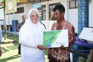 Bersama HMR, Marlin Serahkan Kartu BPJS bagi Nelayan Kecil