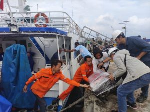 Peduli Bencana Longsor Natuna, PLN Beri Bantuan 700 Paket Sembako dan Lima Genset