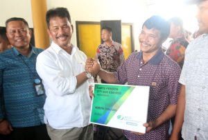 Wako Batam Rudi Serahkan Kartu Jaminan Sosial Kepada 434 Nelayan Kecil