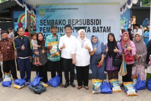 Wako Rudi Salurkan Ribuan Paket Sembako Bersubsidi bagi Warga Bengkong